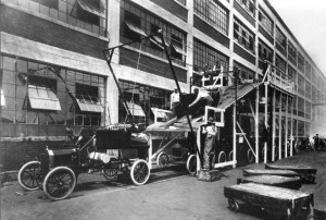 Catena di montaggio della Ford nel 1913 (Foto di Ford company, USA)