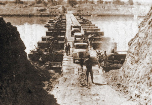 7 ottobre 1973: forze militari egiziane attraversano il Canale di Suez  (foto scattata da un agente CIA)