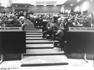 Il cancelliere della Repubblica fedeale Helmut Schmidt (a destra) e il presidente del Consiglio di Stato della DDR Erich Honecker (a sinistra) alla conferenza di Helsinki del 1975. Attribuzione: Bundesarchiv, Bild 146-1990-009-13 / CC-BY-SA