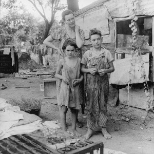 Famiglia poverissima in Oklahoma. "Poor mother and children, Oklahoma, 1936 by Dorothea Lange". Con licenza Public domain tramite Wikimedia Commons.