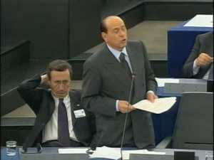 Un'immagine tratta da Youtube del filmato in cui Silvio Berlusconi da del "Kapò" a Martin Schulz