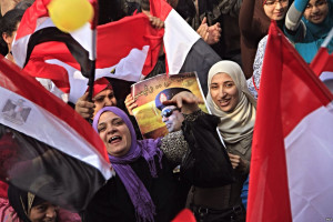 „Participants holding flags and pictures of Abdel Fateh el Sissi“ von Hamada Elrasam for VOA - http://gdb.voanews.com/8878019F-7D56-4C59-AEED-217C8516E4EB_mw1228_mh548_s.jpg. Lizenziert unter Gemeinfrei über Wikimedia Commons.