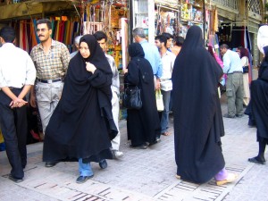 "Women in shiraz 2" di Zoom Zoom dal Beijing - Flickr. Con licenza CC BY-SA 2.0 tramite Wikimedia Commons.