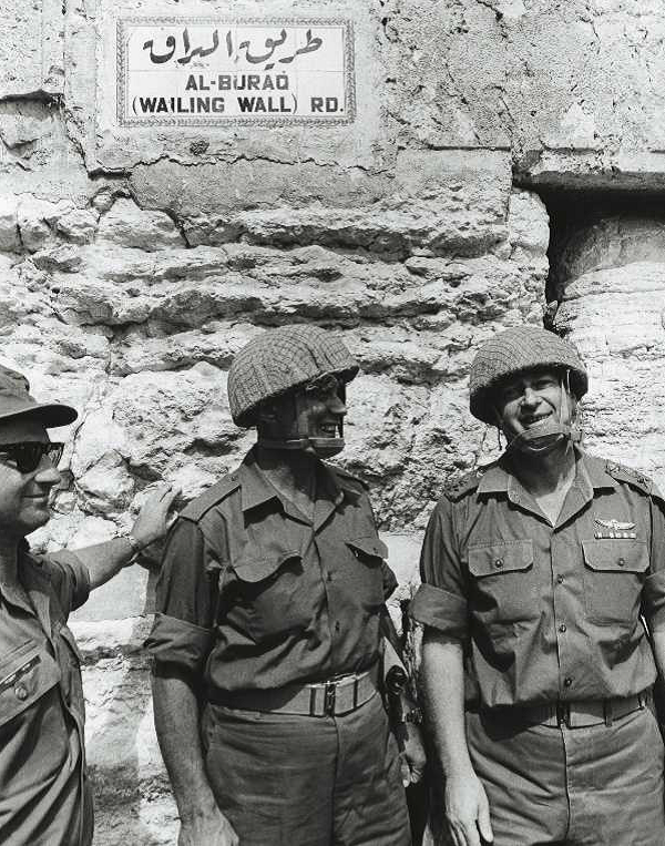 Il Generale Moshè Dayan, ai piedi del Muro del Pianto, durante la guerra dei Sei Giorni