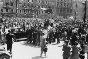 Manifestazione in occasione del passaggio dall’amministrazione jugoslava a quella angloamericana, 12 giugno 1945  (http://www.italia-resistenza.it/risorse-on-line/teche/fototeca/)