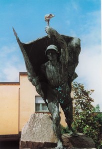 12. Il fante seminudo lanciato all'attacco con la bandiera, monumento ai caduti di San Giuliano Milanese (http://www.icsferminelterritorio.com)