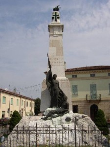 15.Alfredo Monfardini, il fante ferito vegliato dalla Patria, monumento ai caduti di Sustinente – Mantova (http://www.sustinenteonline.it)