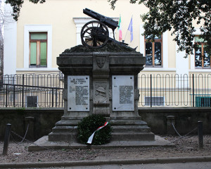 2.Monumento ai caduti di Levane (frazione di Montevarchi, Arezzo) che esibisce sulla sommità un residuato bellico (http://www.pietredellamemoria.it)