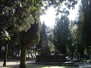 9.Parco della Rimembranza di Massa Marittima. Al centro il monumento ai caduti della Grande Guerra cui è stato aggiunto il busto di Garibaldi proveniente da un altro  monumento  (http://www.pietredellamemoria.it)