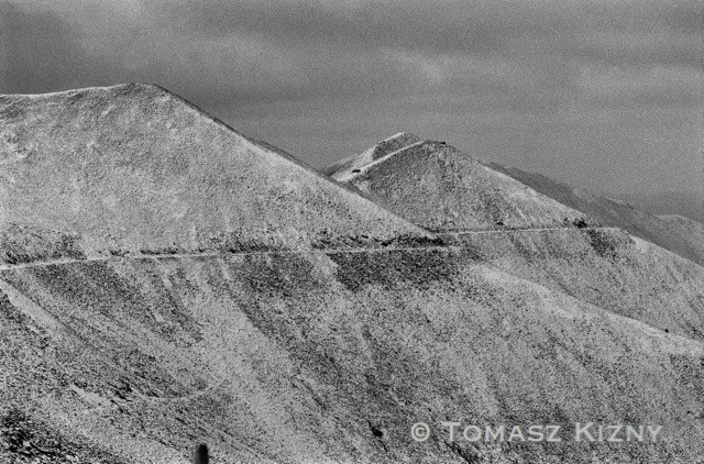 Linea abbandonata del piccolo treno minerario che serviva la miniera di stagno e di uranio, costruita dai detenuti tra il 1937 e il 1954. Massiccio montagnoso del Butugičak. Kolyma del Sudovest