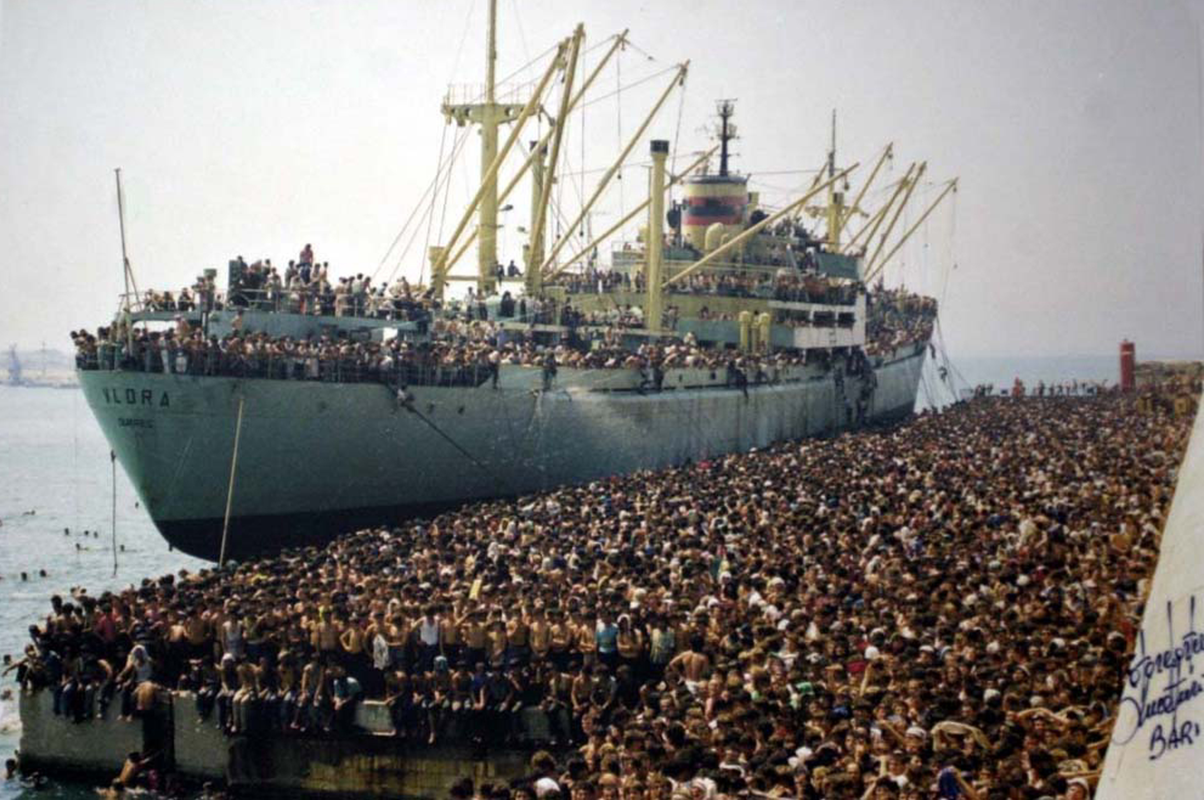 1991. Lo sbarco della Vlora. L’Italia diventa l’approdo dei nuovi migranti