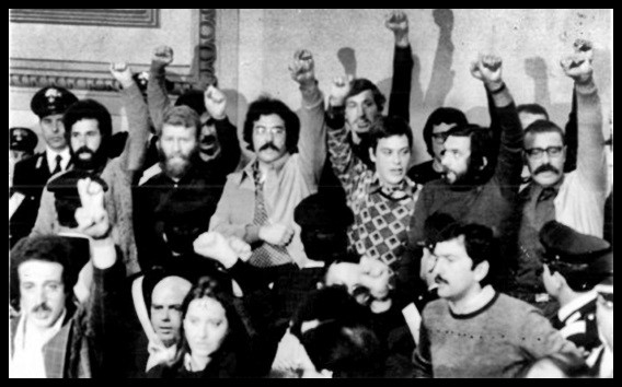 Fig.1 Foto degli imputati al processo contro il nucleo storico delle Brigate rosse, indetto a Torino, presso la Corte d’Assise il 17 maggio 1976. Si riconoscono Renato Curcio (il primo a sinistra) e Prospero Gallinari (il primo a destra).