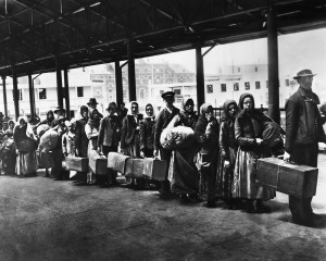 Immigrati in attesa a Ellis Island, New York, inizio '900