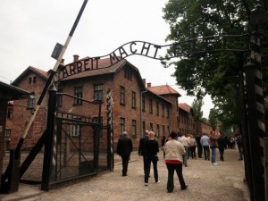 Photo:  Ana Paula Hirama, tratta da http://www.viaggidellamemoria.it/moduli/kz-auschwitz-birkenau. Licenza CC BY-SA 2.0 