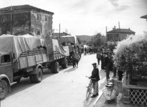 Profughi in partenza dall’Istria, 1954 (http://www.italia-resistenza.it/risorse-on-line/teche/fototeca/)