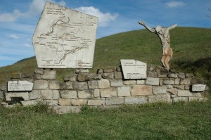 FIG.2 Monumento al centro del Parco Storico di Monte Sole. Archivio Fondazione Scuola di Pace di Monte Sole 