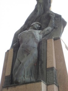 10.Alberto Bazzoni, il fante nudo con elmo e scudo, monumento ai caduti di Salsomaggiore – Parma (http://www.wmilaromagna.beniculturali.it)