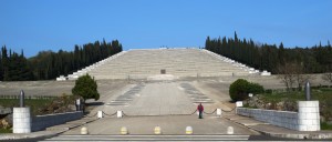 20. La monumentalità a scala paesaggistica del sacrario di Redipuglia By ModriDirkac - Own work, CC0, Link