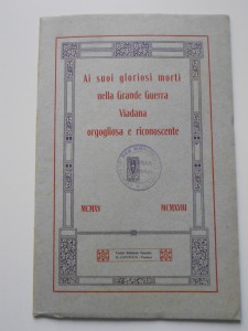 4.Ai suoi gloriosi morti nella Grande Guerra Viadana orgogliosa e riconoscente MCMXV - MCMXVIII, opuscolo commemorativo, copertina (ASC Viadana, b. 171, aut. 77/2016)